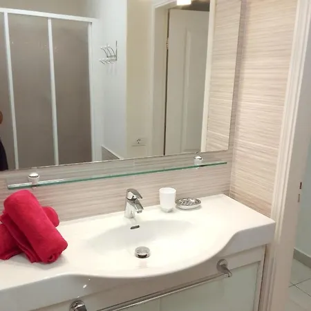 דירה One Bedroom At Playa De La Americas 100 M Away From The With Furnished Terrace And Wifi *